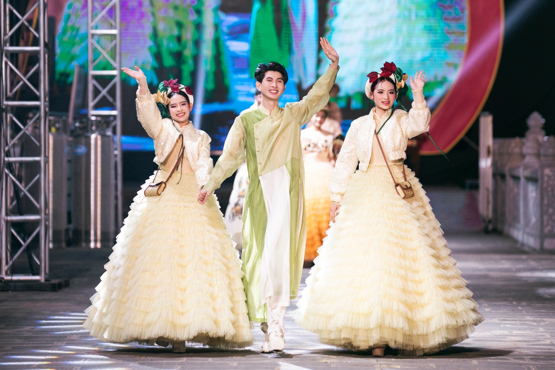 The young celebrity duo Bao Ha - Bao Chau delivered a harmonious performance